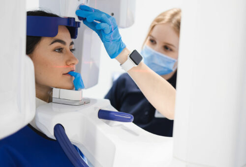 Imagen Mujer realizando una radiografía oral previa, un tratamiento en clínica dental Oropesa