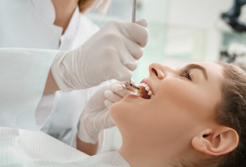 Imagen Mujer realizando una revisión odontológica rutinaria en clínica dental Oropesa